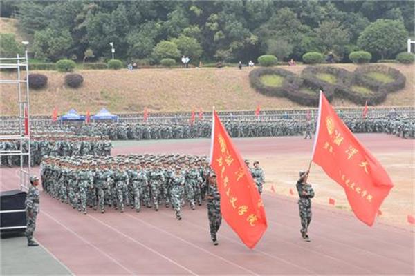 图为437ccm必赢国际分列式检阅.JPG